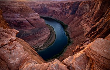 Büyük Kanyon. Horseshoe Bend 'in manzarası. Gün doğumu ve Büyük Kanyon yakınlarındaki Colorado Nehri' nin yansıtıcı yüzeyi.