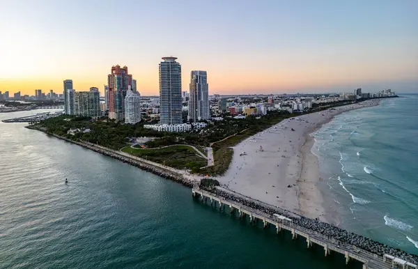 Ufuk çizgisi olan Miami Plajı hava aracı görüntüsü. Miami yukarıdan. Miamis 'in ünlü simgeleri. Gökdelenleri olan South Pointe plajı. Miami şehri panoraması. Miami Sahili 'nin okyanus manzarası