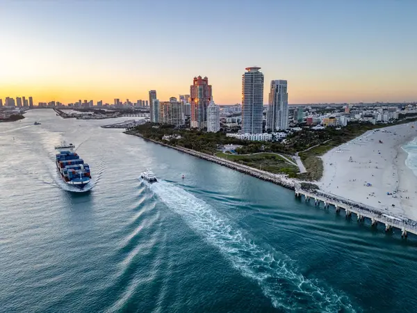 Miami 'deki konteynır gemisi. Hava görüntüsü. Nakliye gemisi. Miami Limanı 'nda kargo gemisi. Miami 'de bir gemiye yüklenmiş kargo konteynırları. Kargo gemisi Miami 'den ayrılıyor. Miamis limanından kargo gemileri