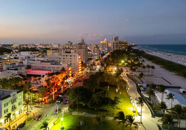 Okyanus manzaralı Miami silueti. Güney Florida sahillerinde gün batımı. Şehrin insansız hava aracı görüntüsü. Geceleri Miami 'nin gökyüzünü aydınlatırdı. Miami rıhtımının panoramik gecesi. Miami Sahili 'nin ünlü simgeleri