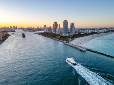 Ufuk çizgisi olan Miami Plajı hava aracı görüntüsü. Miami yukarıdan. Miamis 'in ünlü simgelerinin insansız hava aracı görüntüsü. Gökdelenleri olan South Pointe plajı. Miami şehri panoraması. Miami Sahili 'nin okyanus manzarası