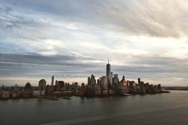 New York, New Jersey 'den Manhattan silueti. Hudson nehrinin üzerinde Manhattan. New York şehir manzarası, hava manzarası. Manhattan şehir merkezinde gökdelenleri olan bir gökdelen. New York Manhattan yukarıdan