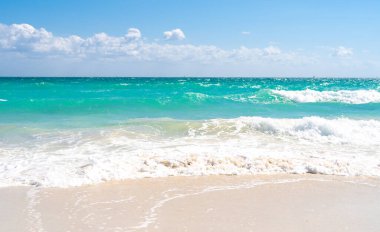 Okyanus dalgaları arka planı. Tropik okyanus dalgaları. Mavi deniz manzaralı. Köpüklü sahil şeridi. Kumsal sahili arka planı. Deniz manzaralı duvar kağıdı. Turkuaz su hareketi. Deniz sahili dalgası. Mavi deniz dalgaları