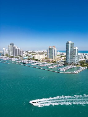 Miami plajı şehir manzarası. Miami yaz havası manzarası. Miami sahil şeridi. Güney Sahili Miami hava manzarası. Florida 'daki mavi okyanus silueti. Miamis şehir manzarası. Okyanus kıyısında. Amerika 'da yaz tatili