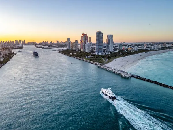 Ufuk çizgisi olan Miami Plajı hava aracı görüntüsü. Miami yukarıdan. Miamis 'in ünlü simgelerinin insansız hava aracı görüntüsü. Gökdelenleri olan South Pointe plajı. Miami şehri panoraması. Miami Sahili 'nin okyanus manzarası