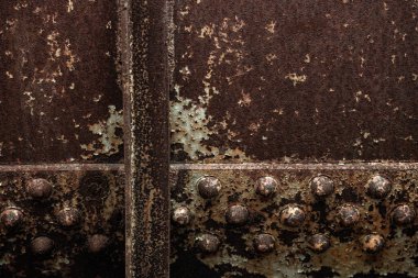 Paslı arka plan dokusu. Metal yüzey. Endüstriyel paslı çelik. Paslı metal. Yaşlanmış metalik arka plan. Lekeli ve oksitlenmiş metal levha. Pas dokusu. Metal korozyon. Yapılandırılmış ve hasarlı demir