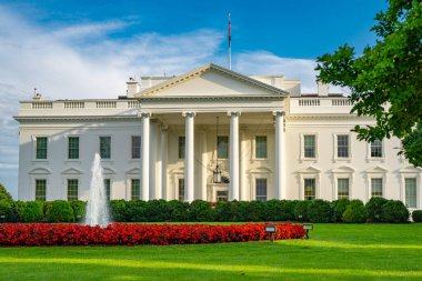 Washington 'daki Beyaz Saray. Amerika başkanının evi. Ulusal bayrağı olan Beyaz Saray. Amerikan başkanlarının evi. Beyaz Saray binası. Federal hükümet. Beyaz Saray ve Amerikan bayrağı