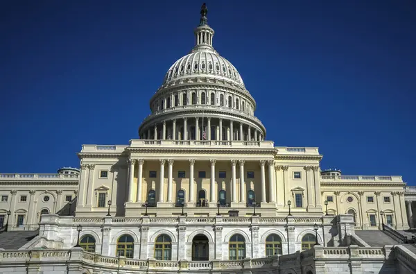 Washington, DC ABD 'nin başkentidir. Washington DC 'deki eyalet başkenti binaları. Washington 'daki Kongre. Amerikan bayrağı dalgalanıyor. Washington, DC 'deki Capitol Hill.