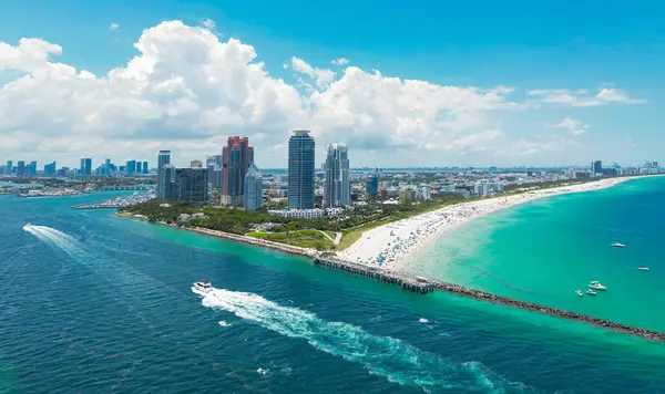 Güney Miami Sahili 'nin en iyi manzarası. Miami 'nin ünlü sahil şeridinin insansız hava aracı görüntüsü. Gökdelenleri olan Miami Beach gökdelenleri. Yazın Miami Sahili 'nin havadan görünüşü. Gökdelenli Miami Sahili