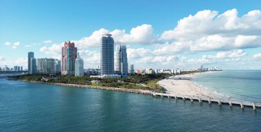 Miami Sahili şehir manzarası. Miami yaz havası manzarası. Miami sahil şeridi. Güney Sahili Miami hava manzarası. Florida 'daki mavi okyanus silueti. Miamis şehir manzarası. Okyanus kıyısında. Yaz gökdeleni silüeti