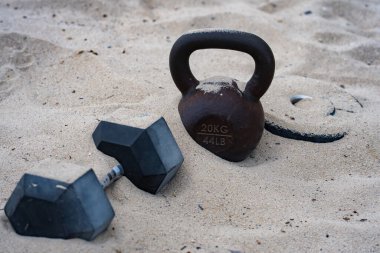 Spor malzemeleri geçmişi. Yaz sporları için halter ve halterler. Açık hava sporları geçmişi. Spor salonunda spor egzersizi. Sağlıklı bir yaşam tarzı. Açık havada spor