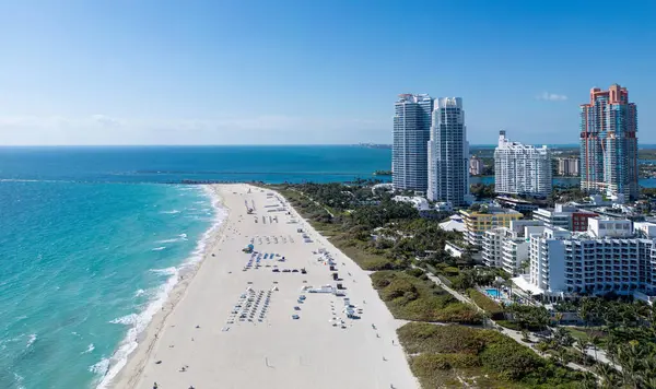 Ufuk çizgisi olan Miami Plajı hava manzarası. Miami yukarıdan. Miami 'nin ünlü deniz manzaralı insansız hava aracı. Gökdelenleri olan South Pointe plajı. Miami şehri panoraması. Miami Sahili 'nin okyanus manzarası