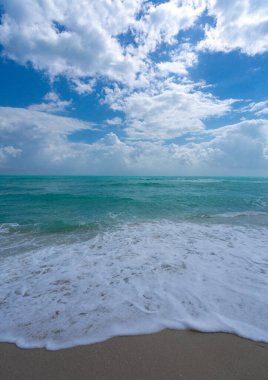 Deniz kumsalı. Manzaralı deniz sahili arkaplanı. Cennet okyanus manzarası. Köpüklü okyanus arka planı. Egzotik okyanus. Açık deniz sahili ufku. Rahatlatıcı dalgalar. Yaz arkaplanı