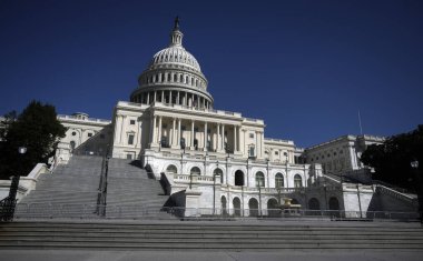 Washington DC 'de demokrasinin bir sembolü olarak Birleşik Devletler Kongre Binası. Capitol Hill 'deki Meclis Binası. Amerikan hükümeti. Amerikan bayrağı tarihi Kongre Binası 'nın kubbesini süslüyor. Senato.