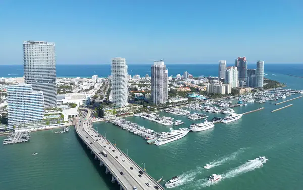 Miami Sahili şehir manzarası. Miami yaz havası manzarası. Miami sahil şeridi. Güney Sahili Miami hava manzarası. Florida 'daki mavi okyanus silueti. Okyanus kıyısında. İHA 'dan gökdelen gökdeleni