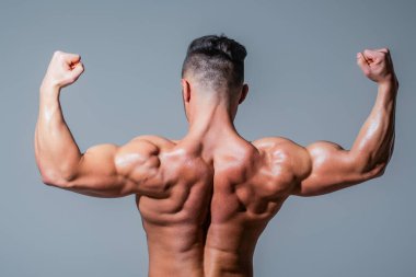 Seksi adam baştan çıkarıcı bir şekilde soyunuyor. Erkeksi fitness seksi model esnemesi. Erotik şehvetli seksi adam. Seksi erkek vücudu. Üstsüz adam. Çıplak erkek fotoğrafı. Güçlü seksi erkek vücudu. Erkek gövdesiyle bayrak