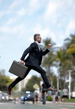Toplantıya koşan meşgul bir işadamı. İşadamı yolda koşar. Takım elbiseli bir iş adamı işe koşuyor. İş adamı aceleyle atlıyor. İş adamı teslim tarihine yetişmeye çalışıyor. İşadamı acele et.