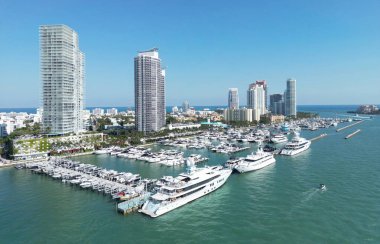 Miami Beach silueti. Miami 'nin kumlu plajları. Miamis 'in ünlü simgeleri. Gökdelenleri olan South Pointe plajı. Miami şehri panoraması. Miami ufuk çizgisi ve okyanus. Güney Florida. Canlı Güney Sahili