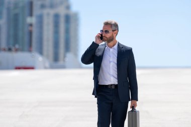 Zengin iş adamı dışarıda dolaşıyor. Çantası olan başarılı bir iş adamı. Lider harekete geçti. İş adamı güvenle yürüyor. Takım elbiseli bir iş adamı işe gidiyor. İş adamı profesyonel hareket halinde