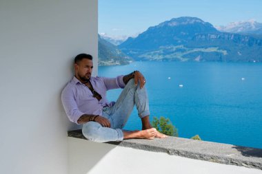 Kaslı bir adam dağ Alpleri civarında dinleniyor. Alp Gölü 'nde yakışıklı bir turist. Güçlü, seksi, üstsüz poz veren bir adam. Hayalperest, kaygısız bir gezgin. Açık havada insan özgürlüğü