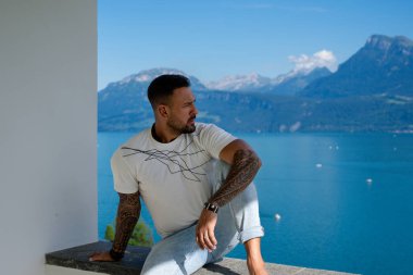 Dağ Alpleri 'ndeki İspanyol adam. Alp Gölü 'nde yakışıklı bir turist. Yazın poz veren güçlü, seksi bir adam. Hayalperest, kaygısız bir gezgin. Açık havada insan özgürlüğü