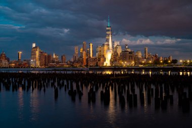 Gökdelenleri olan New York gökdelenleri. Manhattan ve Brooklyn. Hudson Nehri manzaralı New York City silueti. New York şehir merkezi. Rıhtımdan New York 'a. New York Panoraması