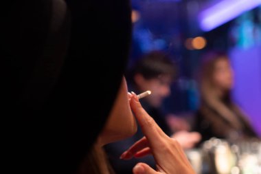 Nargile içiyorum. Nargile gece hayatını tüttürür. Gece kulübü nargile salonu. Lüks gece kulübü. Nargile salonu atmosferi