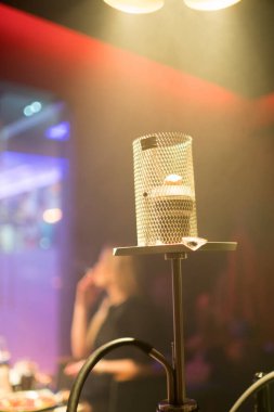 Nargile içiyorum. Nargile gece hayatını tüttürür. Gece kulübü nargile salonu. Lüks gece kulübü. Nargile salonu atmosferi