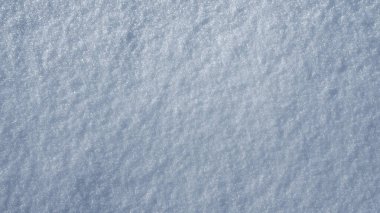 Buz gibi detayları olan beyaz kar arka planı. Buzlu dokuları olan karlı bir yüzeye yakın plan. Taze karla kaplı bir kış manzarası. Buz gibi, donmuş bir arka plan. Kar dokusu. Kış tasarımı
