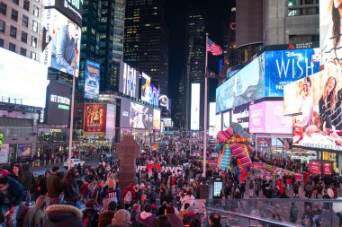 New York City, Times Meydanı, Eylül 2024. Geceleri New York şehrinin silueti. NYC Times Meydanı ışıkları. Manhattan 'daki Broadway caddesi. Akşam 7. Cadde 'de. Times Meydanı neon ışıkları. Times Turisti