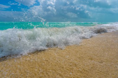 Yaz sahili kıyısı. Renkli deniz kıyısı suyu. Sıcak okyanus esintisi. Yaz sahili. Deniz arka planı. Mavi okyanus. Kumsal. Okyanus dalgaları. Yaz mevsimi. Tropik sahil şeridi. Köpüklü dalga sıçraması