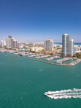 Ufuk çizgisi olan Miami Plajı hava aracı görüntüsü. Miami yukarıdan. Miami 'nin ünlü deniz manzaralı insansız hava aracı. Gökdelenleri olan South Pointe plajı. Miami şehri panoraması. Miami Sahili 'nin okyanus manzarası