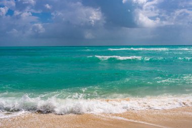 Okyanus dalgaları arka planı. Tropik okyanus dalgaları. Mavi deniz manzaralı. Köpüklü sahil şeridi. Kumsal sahili arka planı. Yaz seyahati ve tatil. Mavi deniz dalgası