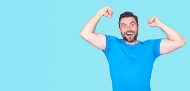 Kutlama yapan adam kazanır. Başarı. Heyecanlı kazanan. Kollarını kaldırarak kazanan jest. Adam başarı için bağırıyor. Kutlama. Harika Mutlu Kazanan. Heyecanlı erkek kazanan kazananı kutluyor