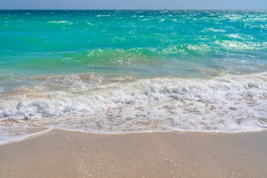 Sakin dalga hareketi. Yaz deniz meltemi. Deniz doğası arka planı. Huzurlu bir tatil yeri. Rüya gibi okyanus ufku. Sahil cenneti duvar kağıdı. Deniz köpüğü dalgaları. Manzaralı tropikal seyahat