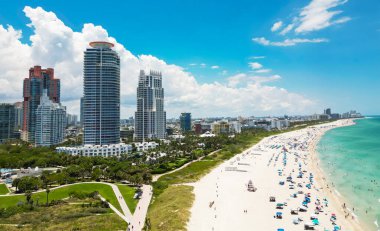 Güney Miami Sahili ve okyanus manzarası. Gökdelenleri olan Miami gökdelenleri. Yazın Miami 'nin hava manzarası. Lüks binaları olan Miami sahili. Miamis 'in ünlü sahil şeridinin insansız hava aracı görüntüsü