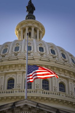 ABD yönetiminin Meclis sembolü. Capitol simgesi. Amerikan demokratik sisteminin Meclis Anıtı. Gökyüzü arka planındaki Capitol. Amerikan Başkenti