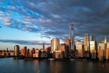 Manhattan gökyüzü, New York. New York gökdelenlerinin dramatik manzarası. ABD NYC 'de. Gün batımında aşağı New York silueti. New York şehir manzarası. İHA bulutlarıyla New York Şehri