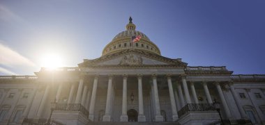 Başkent Kubbesi Washington, DC 'de. Washington DC 'deki eyalet başkenti binaları. Washington 'daki Kongre. Amerikan bayrağı dalgalanıyor. Washington, DC 'deki Capitol Hill.
