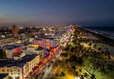 Gece ışığında Miami 'nin manzarası. Meşhur Florida tatil beldeleri ve plajları. Miami 'de gece yarısı ışıkları. Miami 'nin liman manzarası. Gün doğumunda Miami 'nin hava görüntüsü. Neon Art Deco. Okyanus yolculuğu