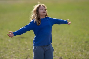 Çocuk hayalleri. Sarışın çocuk barışçıl düşünüyor. Küçük hayalperest. Çocuk hayal etme konsepti. Açık hava çocuk portresi. Hayalci çocuk suratı. Çocukların rüya gibi ifadesi. Çocuklar ilham kaynağıyla yüzleşir. Sarışın çocuklar.