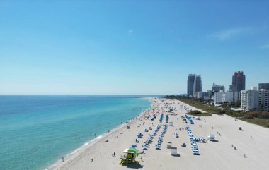 Ufuk çizgisi olan Miami Plajı hava aracı görüntüsü. Miami yukarıdan. Miamis 'in ünlü simgeleri. Gökdelenleri olan South Pointe plajı. Miami şehri panoraması. Miami Sahili 'nin okyanus manzarası