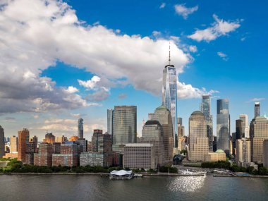 New York bir gökyüzü. Gökdelenleri olan New York şehri. New York şehrinin gökyüzü manzarası. Manhattan silueti. New York ve Hudson Nehri. New York şehir merkezi. Yukarıdan New York gökdelenleri