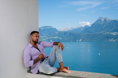 Kaslı bir adam dağ Alpleri civarında dinleniyor. Alp Gölü 'nde yakışıklı bir turist. Güçlü, seksi, üstsüz poz veren bir adam. Hayalperest, kaygısız bir gezgin. Açık havada insan özgürlüğü