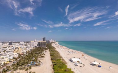 Mavi gökyüzünde Miami Plajı. Skyline hava görüntüsü. Miami şehri. Tropik Miami manzarası. Miami bölgesi gökyüzü manzarası. Meşhur okyanus kıyısında. Panoramik kıyı şeridi. Güney sahili manzarası. Yaz tatili titreşimleri