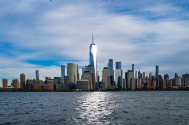 New York City silueti. NYC gökdelenleri suya yansıyor. Hudson Nehri üzerindeki Manhattan silueti. New York şehir manzarası. New York şehir merkezindeki binalar. New York silueti. New York siluetinin manzarası. Hudson ve Manhattan