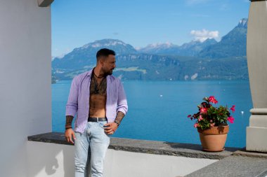 Dağ Alpleri 'ndeki İspanyol adam. Alp Gölü 'nde yakışıklı bir turist. Yazın poz veren güçlü, seksi bir adam. Hayalperest, kaygısız bir gezgin. Açık havada insan özgürlüğü