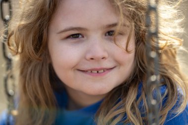 Çocuk hayalperesti. Sarışın çocuk barışçıl düşünüyor. Çocuklar hayal eder. Çocuk hayal etme konsepti. Açık hava çocuk portresi. Hayalci çocuk suratı. Çocukların rüya gibi ifadesi. Çocuklar ilham ile yüzleşir