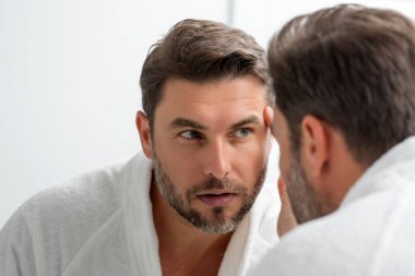 Erkek güzellik kozmetiği, erkek güzellik ve cilt bakımı. Erkekler için sabah sağlık ve hijyeni. Mükemmel bir cilt. Duştan sonra yakışıklı adam cilt kremi ya da maske sür.