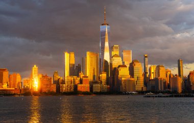 New York 'ta. Yükselen gökdelenleri olan New York gökdelenleri. Manhattan ve Hudson Nehri. New York 'un panoramik şehri. Şehir merkezindeki New York 'ta. New York silueti. New York simgesi
